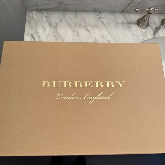 burberry boots! - Picture 2 of 2